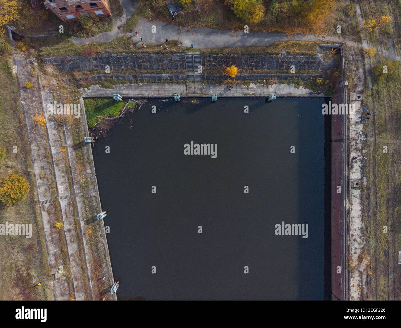 Luftdrohne von oben nach unten Blick auf den Stadthafen Stockfoto