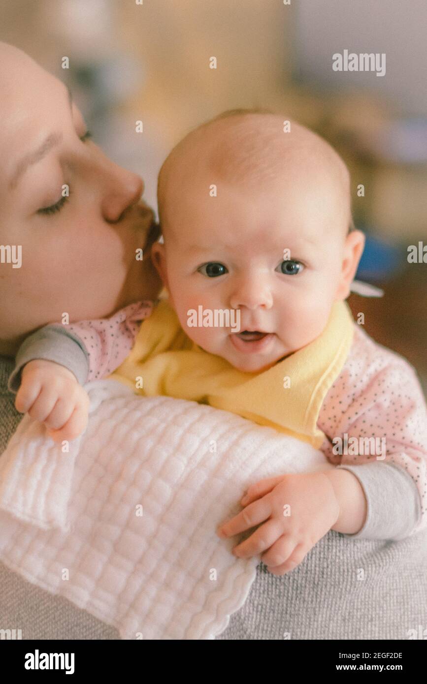 Drei Monate altes Baby mit Mutter Stockfoto