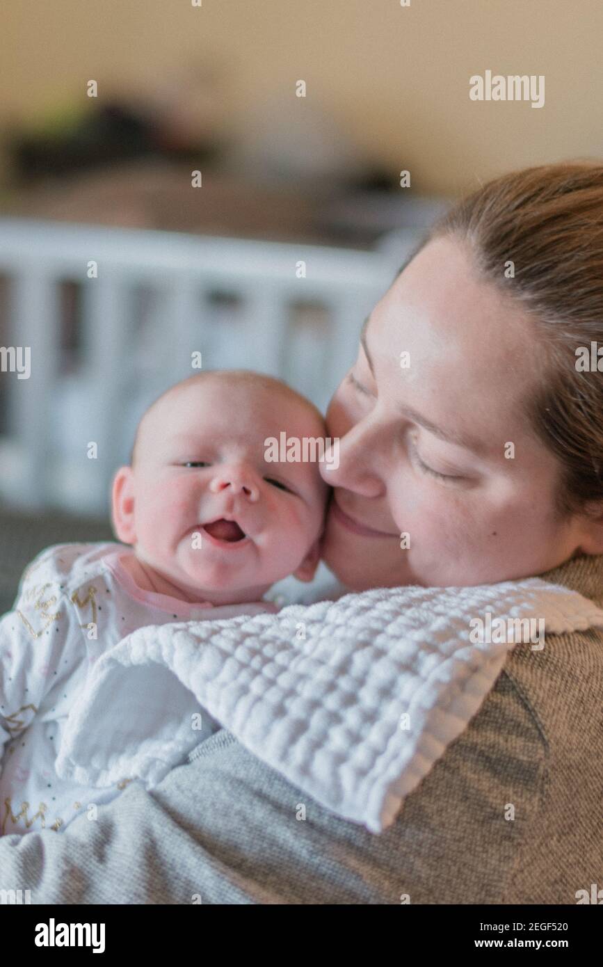 Zwei Monate alt mit ihrer Mutter Stockfoto