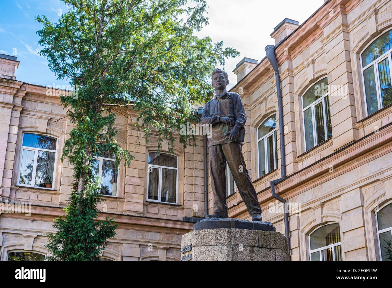 Wladimir Majakowski (sowjetischer russischer Dichter) Denkmal in Kutaissi, Georgien. Denkmal in der Sowjetzeit vor der Schule gebaut (Gymnasium) er besucht hatte. Stockfoto