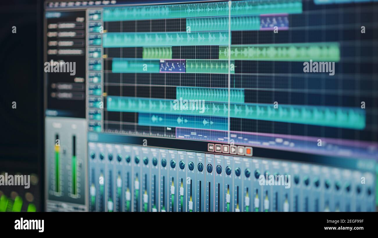 Moderne Musikaufnahme Studio Ausrüstung: Computerbildschirm, der Benutzerschnittstelle von DAW Digital Audio Workstation Software mit Track Lied spielt Stockfoto