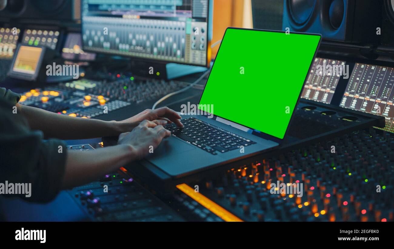Künstlerin, Musikerin, Produzentin, Toningenieurin Arbeiten im Music Record Studio an einem neuen Album, Verwenden Sie Green Screen Laptop Computer, Control Desk für Stockfoto