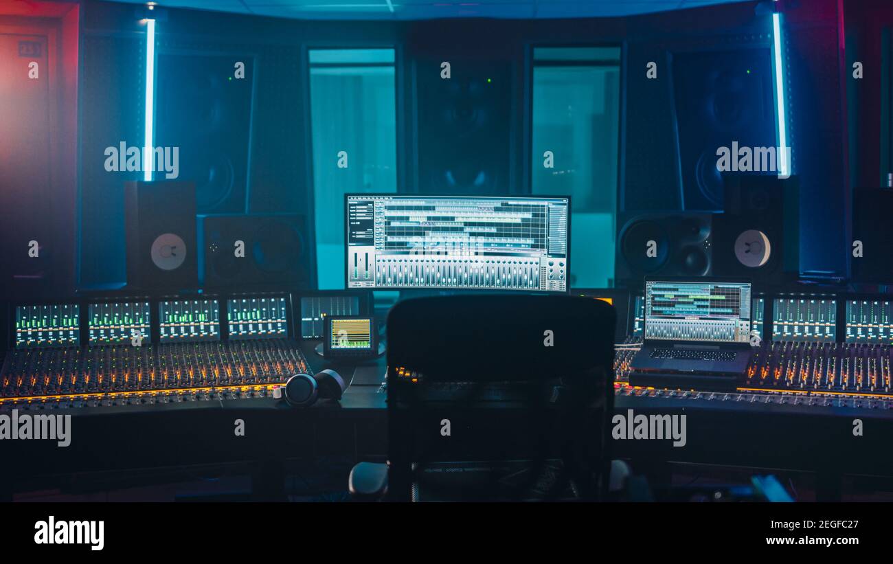 Aufnahme eines modernen Music Record Studio Control Desk mit Computer-Bildschirmanzeige Benutzeroberfläche der DAW-Software mit Musikwiedergabe. Equalizer, Mixer und Stockfoto