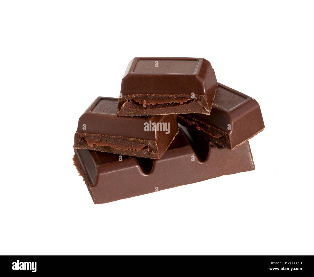 Schokoladenriegel mit Schokoladenfüllung isoliert auf weißem Hintergrund. Süßigkeitenbar. Stockfoto