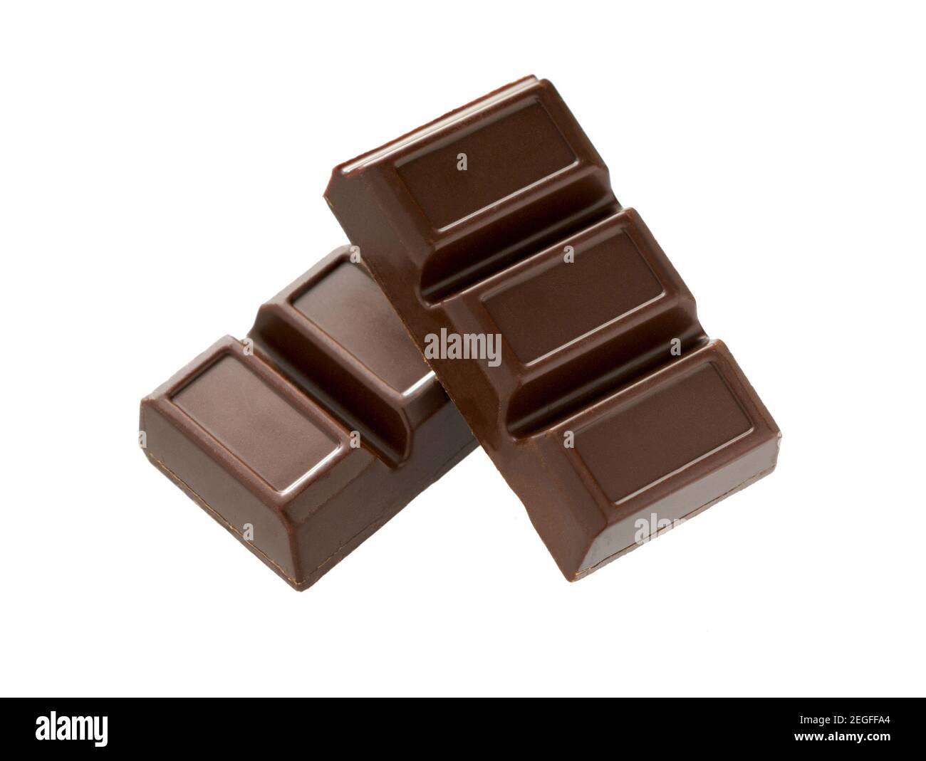 Schokoladenriegel mit Schokoladenfüllung isoliert auf weißem Hintergrund. Süßigkeitenbar. Stockfoto