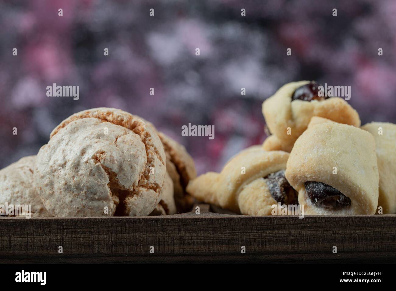 Kombination von Kakao- und Butterkeksen auf einer Holzplatte Stockfoto