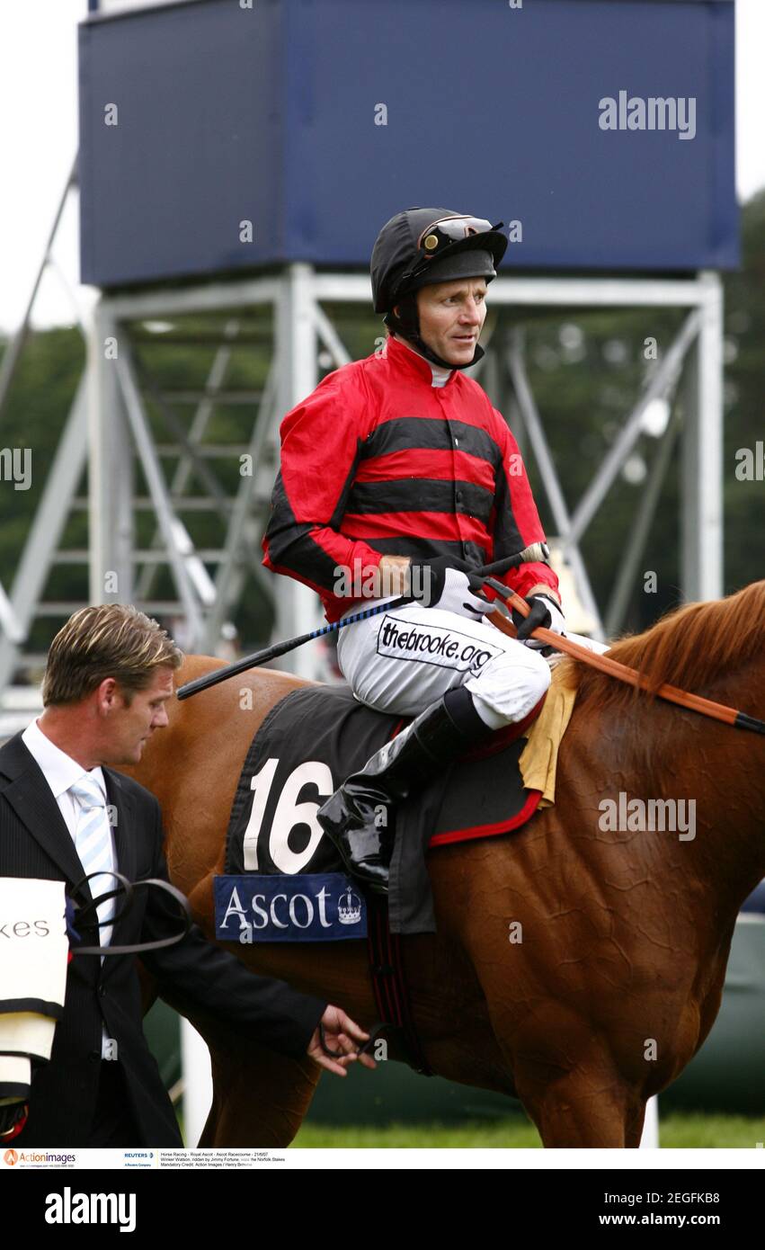 Pferderennen - Royal Ascot - Ascot Racecourse - 21/6/07 Winker Watson, geritten von Jimmy Fortune, gewinnt die Norfolk Stakes Stockfoto