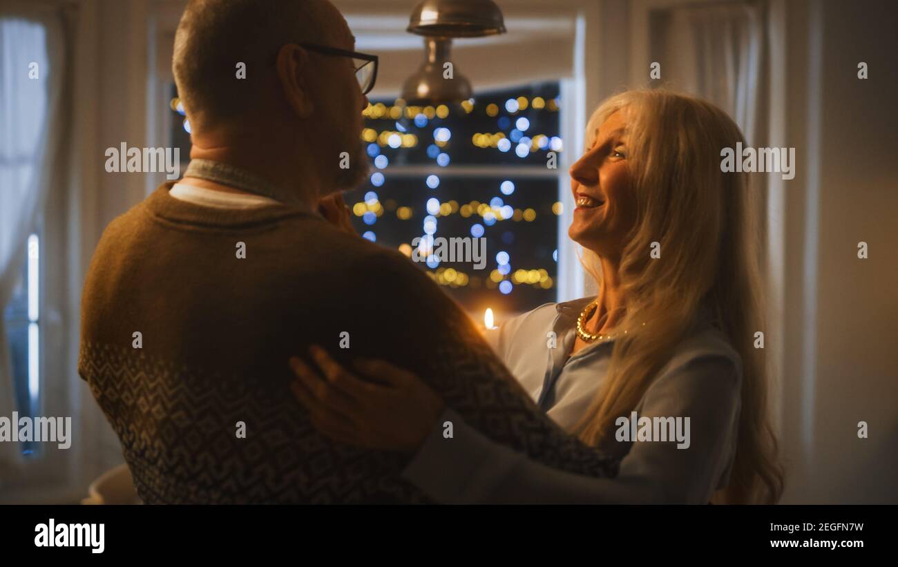 Ältere Paare in Liebe haben romantischen Abend, Tanzen im Speisesaal, Jubiläum feiern. Porträt eines glücklichen älteren Mannes und Frau haben Stockfoto