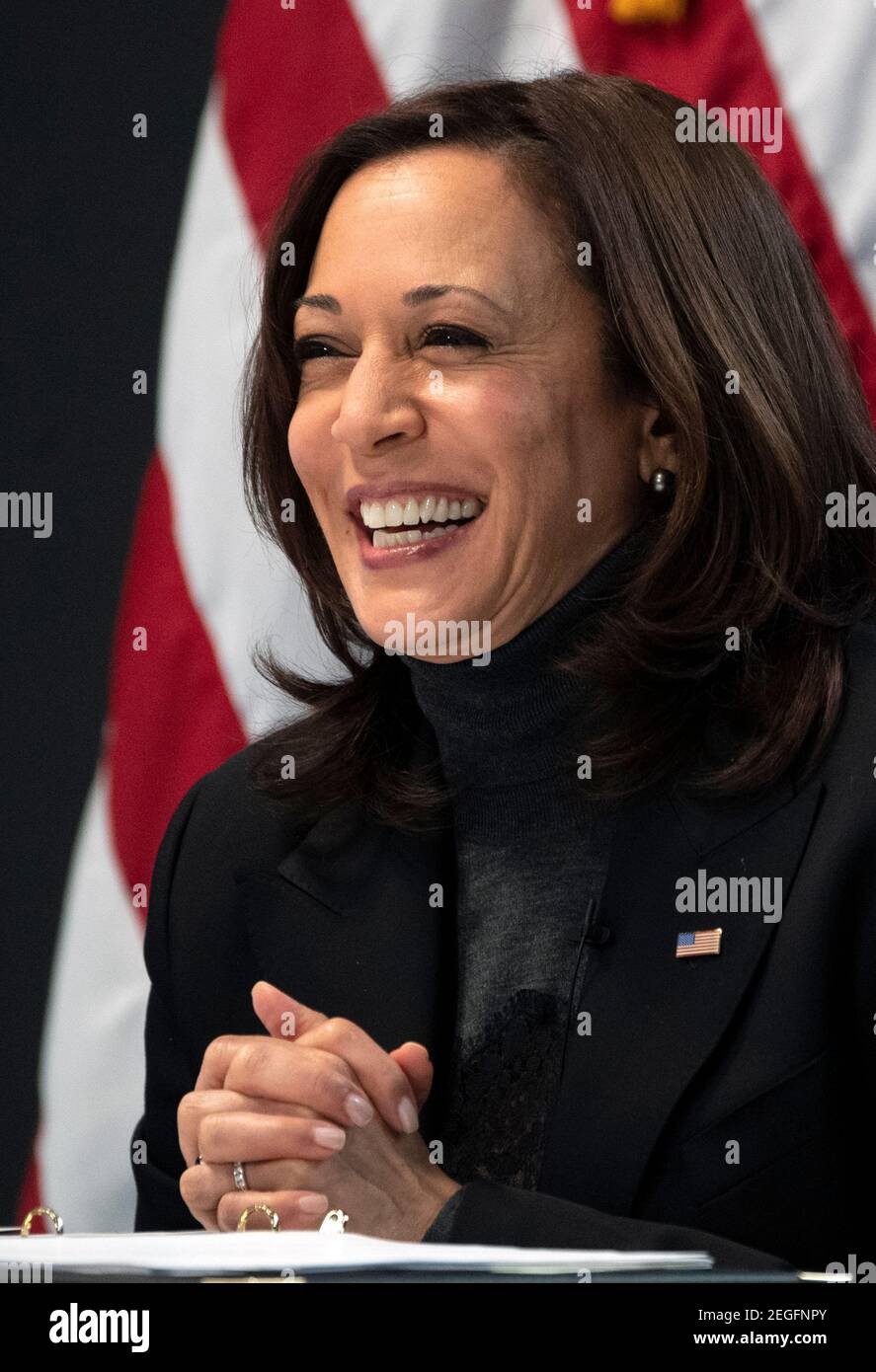 Die US-Vizepräsidentin Kamala Harris trifft sich am Donnerstag, den 18. Februar 2021, im Eisenhower Executive Office Building in Washington, DC, mit führenden Frauen im Kongress und mit Interessenvertretungen zum amerikanischen Rettungsplan. Der Rettungsplan umfasst Direktzahlungen an Bedürftige, Mittel zur Wiedereröffnung von Schulen und erweiterte Arbeitslosenunterstützung. Quelle: Kevin Dietsch/Pool via CNP weltweit Stockfoto