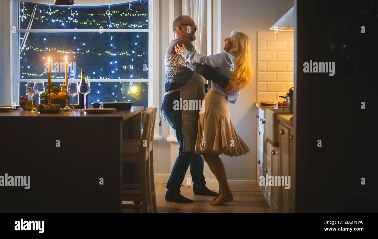 Ältere Paare in Liebe haben romantischen Abend, Tanzen im Speisesaal, Jubiläum feiern. Porträt eines glücklichen älteren Mannes und Frau haben Stockfoto