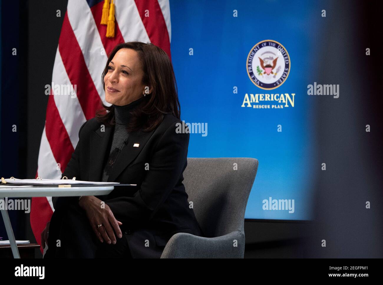 Die US-Vizepräsidentin Kamala Harris trifft sich am Donnerstag, den 18. Februar 2021, im Eisenhower Executive Office Building in Washington, DC, mit führenden Frauen im Kongress und mit Interessenvertretungen zum amerikanischen Rettungsplan. Der Rettungsplan beinhaltet Direktzahlungen an Bedürftige, Geld für die Wiedereröffnung von Schulen und erweiterte Arbeitslosenunterstützung.Quelle: Kevin Dietsch/Pool via CNP /MediaPunch Stockfoto