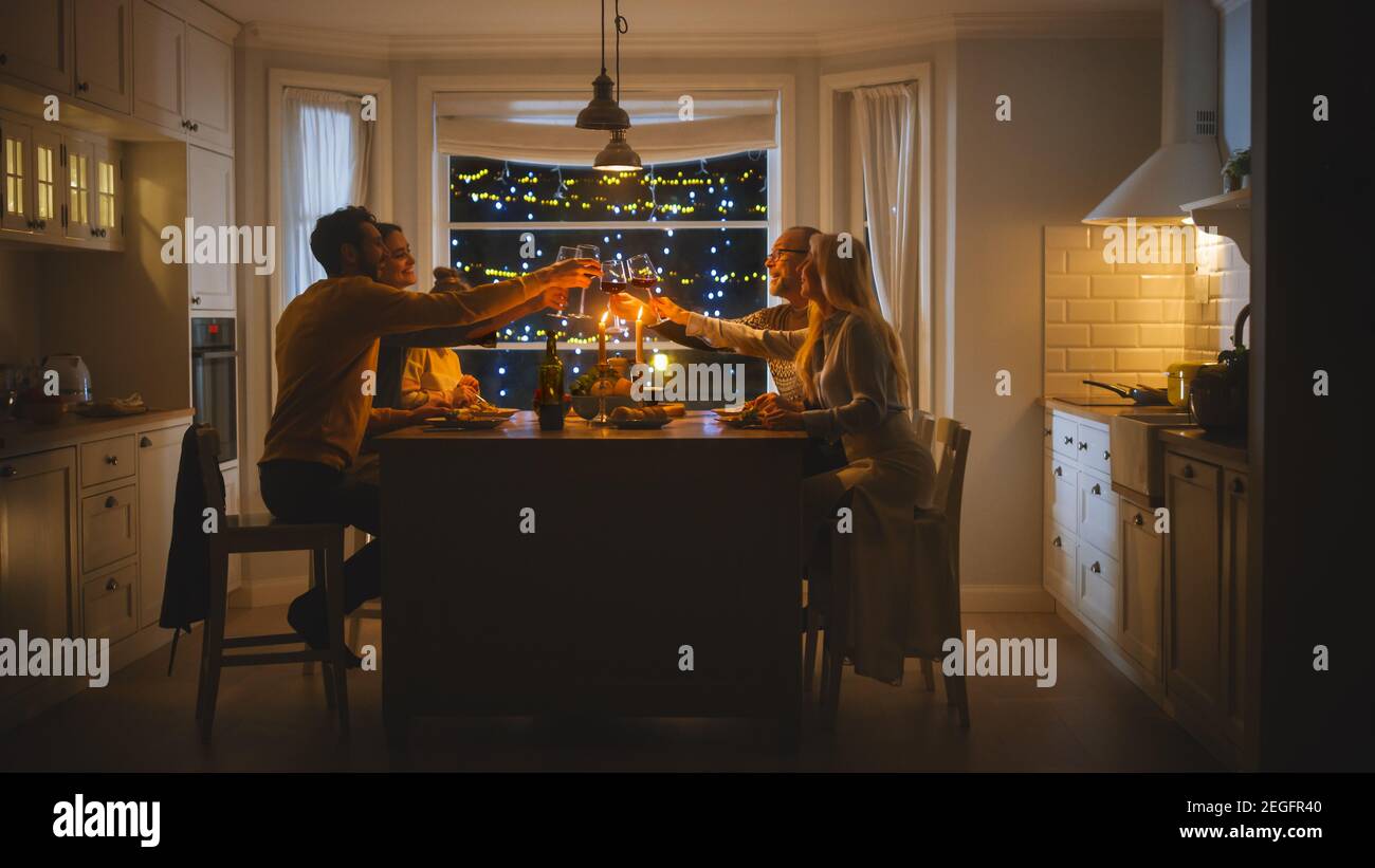 Happy Family feiert zusammen, sitzt am Tisch essen leckeres Abendessen. Kleines Kind, junger Mann, Ehefrau, Großvater und Großmutter Stockfoto