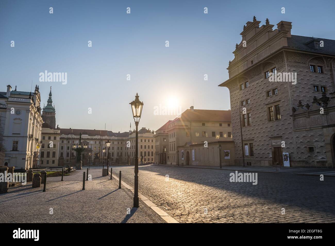 PRAG, TSCHECHISCHE REPUBLIK - APRIL, 2020: Hradcanske Platz, der Erzbischöfliche Palast und die Prager Burg. Kein Pleope, niemand Stockfoto