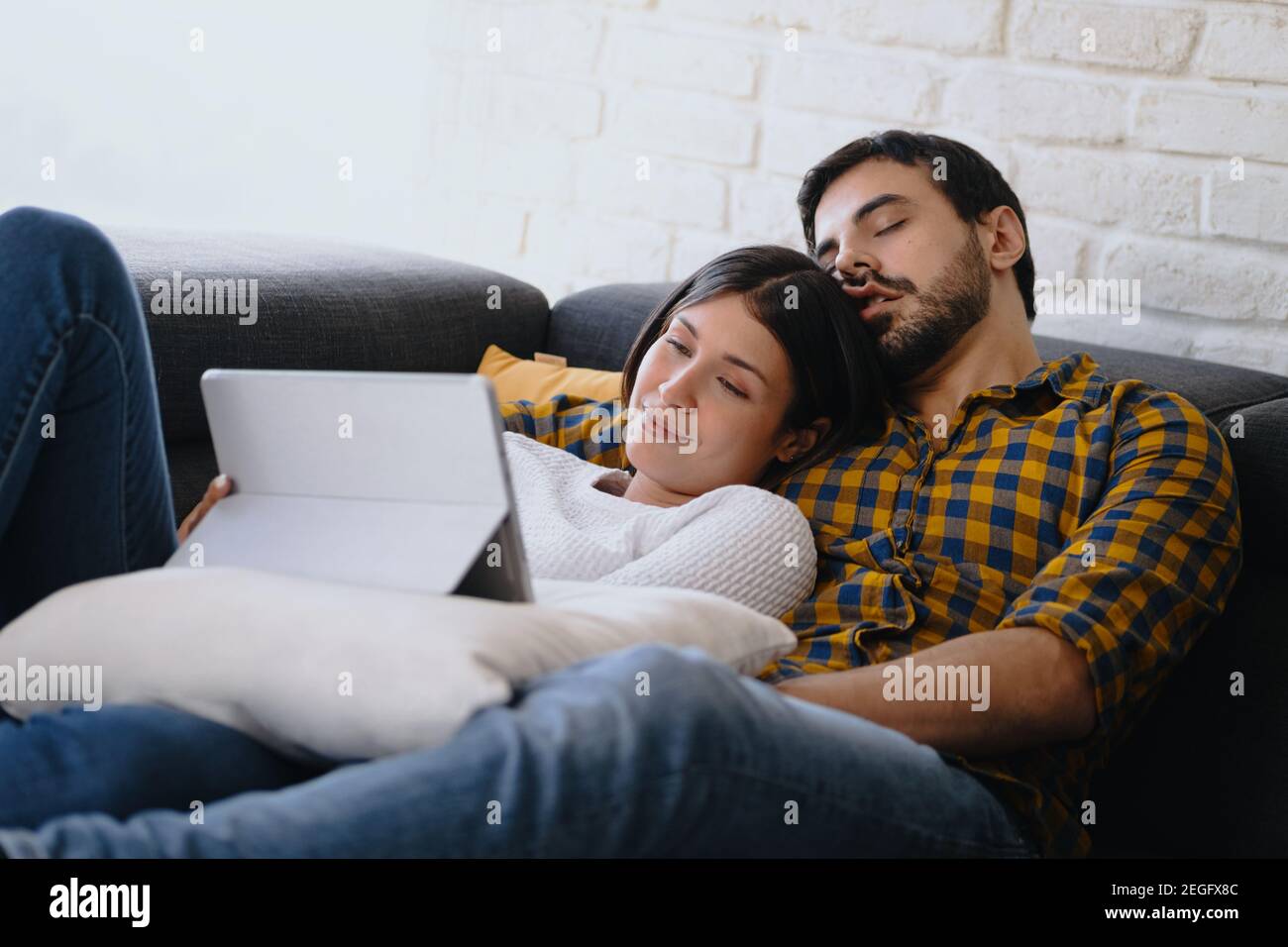 Gelangweilt Ehemann Schlafen Während Frau Ist Beobachten Film Online Stockfoto