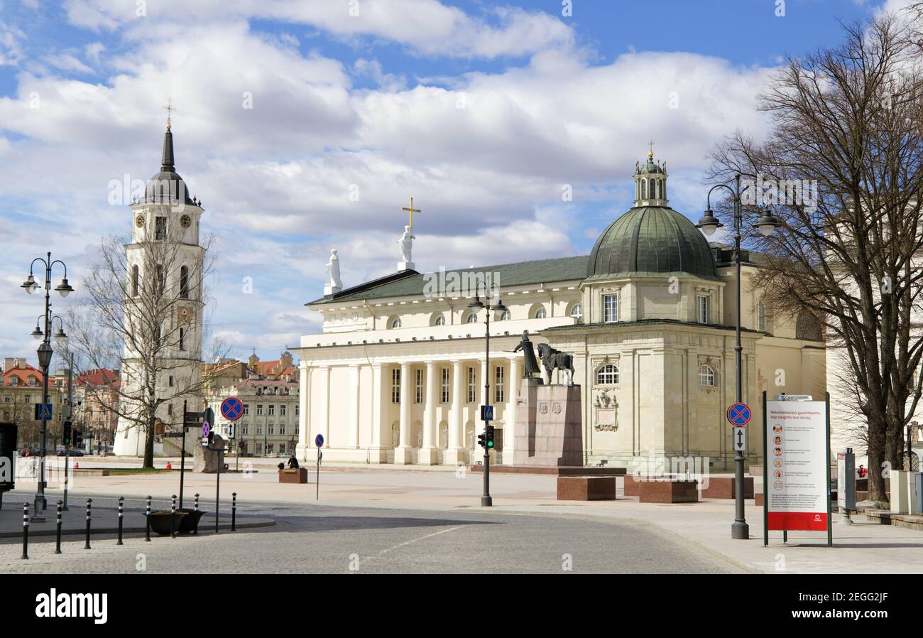 Die Kathedrale Basilika und der Glockenturm der Kathedrale von Vilnius, der Hauptstadt von Litauen. Stockfoto
