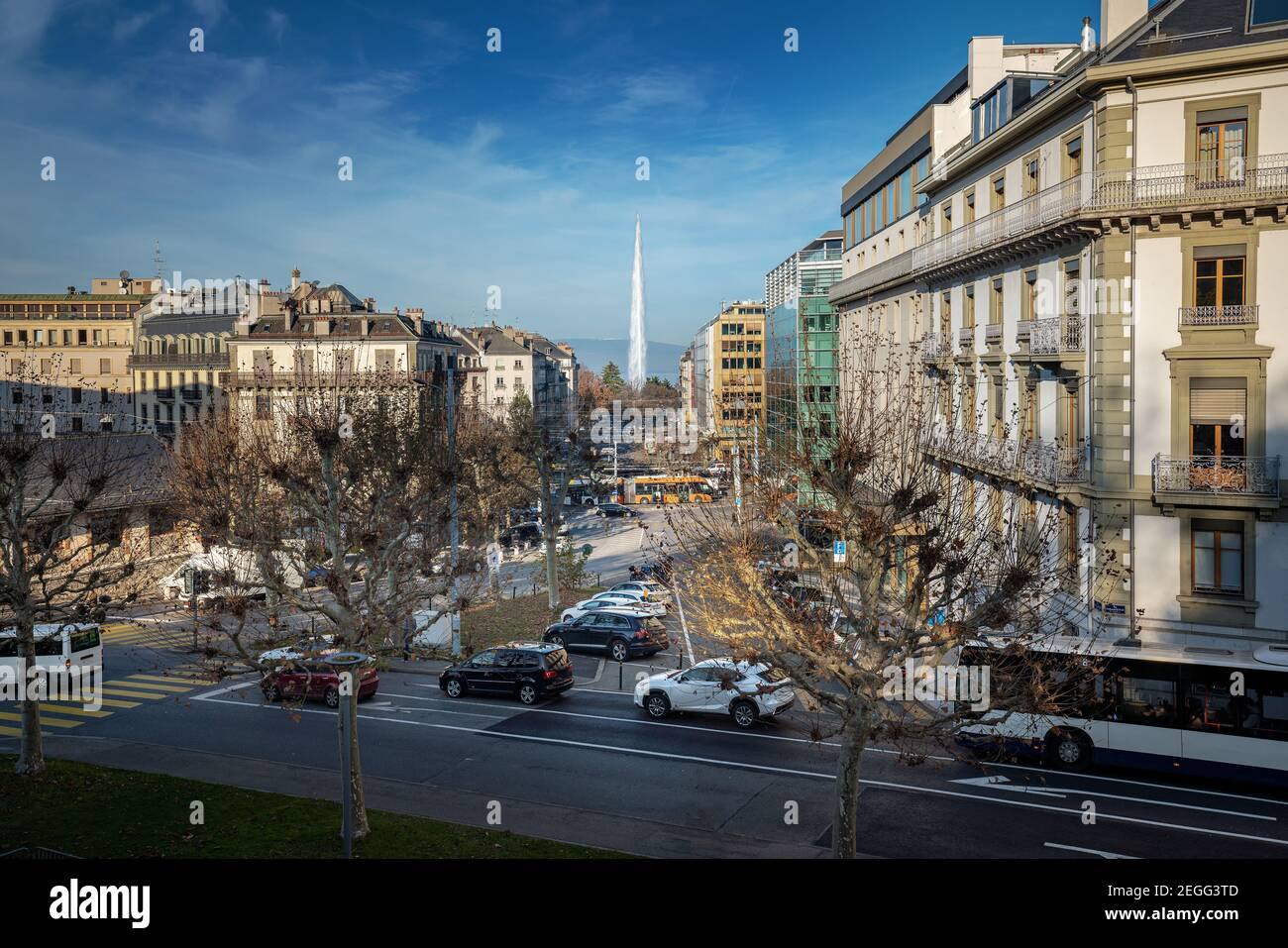 Blick auf die Straße von Genf mit Jet D'Eau Wasserbrunnen im Hintergrund - Genf, Schweiz Stockfoto