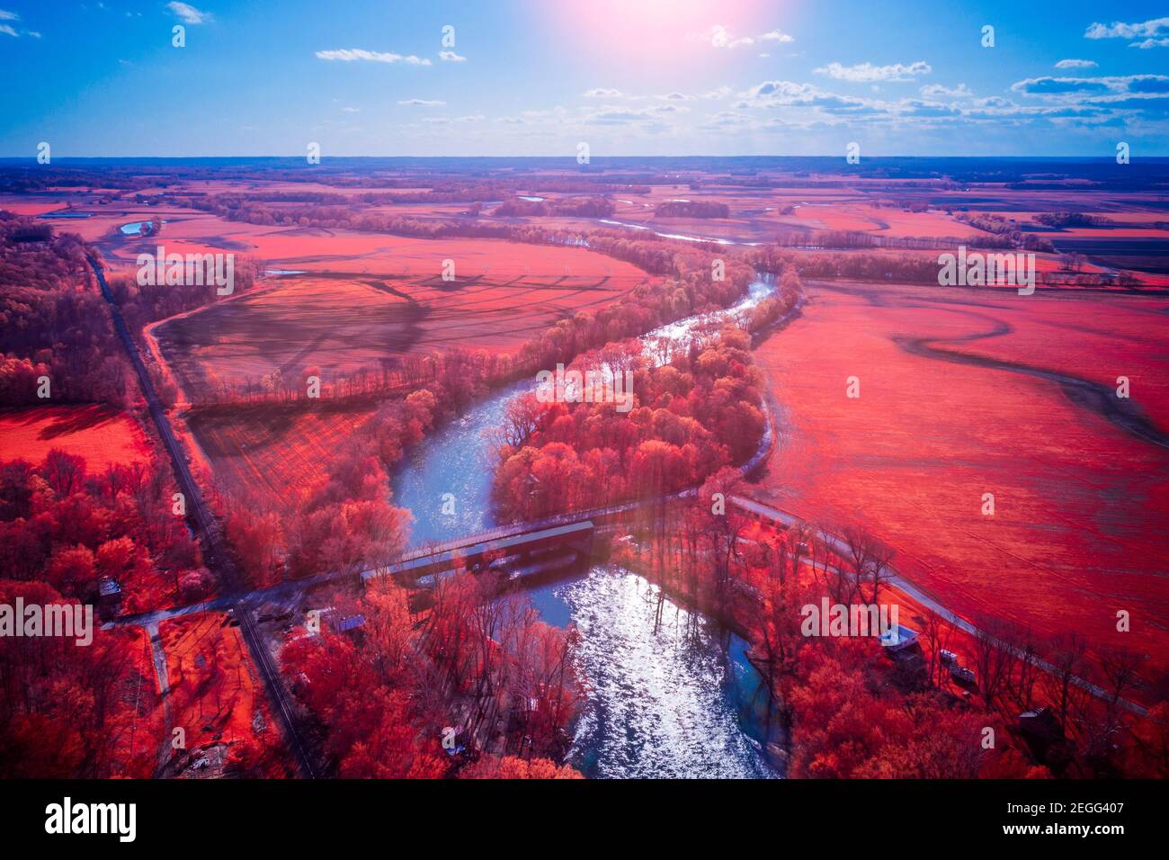 Eine falsche Farbe Luftaufnahme des weißen Flusses und shieldstown überdachte Brücke in Jackson County, IN. Aufgenommen Mitte april 2020 mit meiner Drohne. Stockfoto