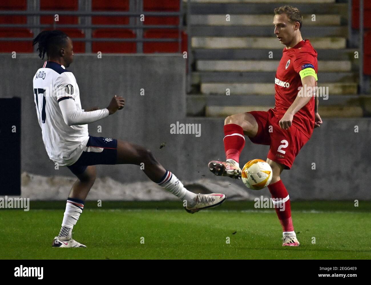 Joe Aribo der Rangers und Ritchie De Laet aus Antwerpen kämpfen während der UEFA Europa League Runde von 32 um den Ball, erstes Beinspiel im Bosuilstadion, Antwerpen. Bilddatum: Donnerstag, 18. Februar 2021. Siehe PA Geschichte FUSSBALL Rangers. Bildnachweis sollte lauten: PA Wire via Belga EINSCHRÄNKUNGEN: UK & Ireland only. Die Nutzung unterliegt Einschränkungen. Nur redaktionelle Verwendung, keine kommerzielle Nutzung ohne vorherige Zustimmung des Rechteinhabers. Stockfoto