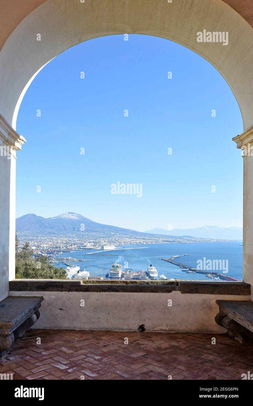 Panoramablick auf den Golf von Neapel von der Terrasse des National Museum of Saint Martin, Italien. Stockfoto