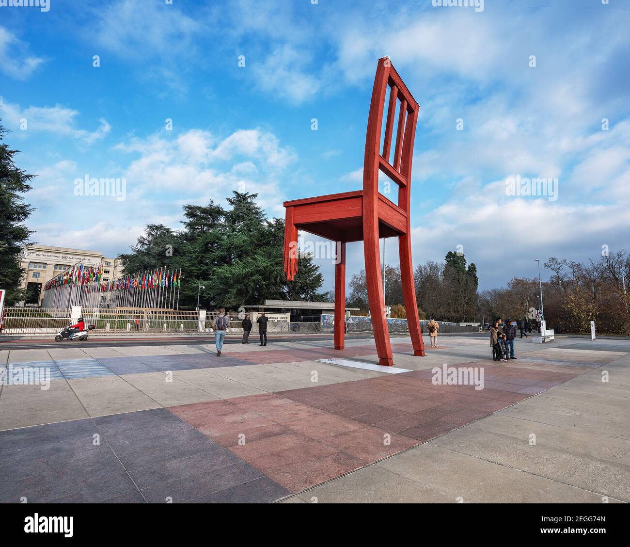 Broken Chair Skulptur auf dem Place des Nations des Künstlers Daniel Berset - Genf, Schweiz Stockfoto