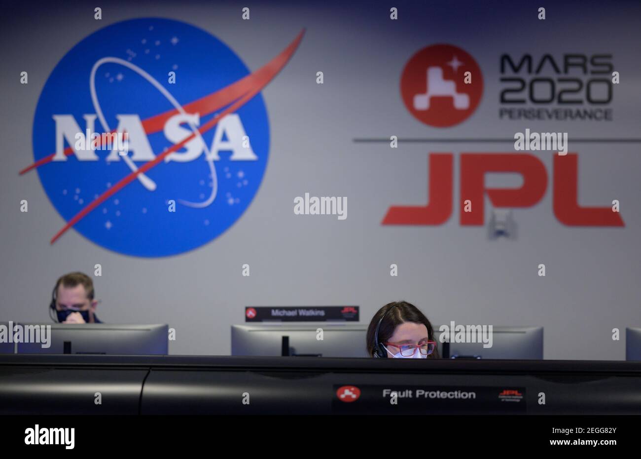 Pasadena, Vereinigte Staaten Von Amerika. Februar 2021, 18th. Mitglieder des NASA Perseverance Mars Rover Missionsteams beobachten Daten auf Monitoren in der Missionssteuerung im NASA Jet Propulsion Laboratory 18. Februar 2021 in Pasadena, Kalifornien. Der Perseverance Mars Rover soll am 18. Februar auf dem Mars landen, um nach Zeichen des alten mikrobiellen Lebens zu suchen. Quelle: Planetpix/Alamy Live News Stockfoto