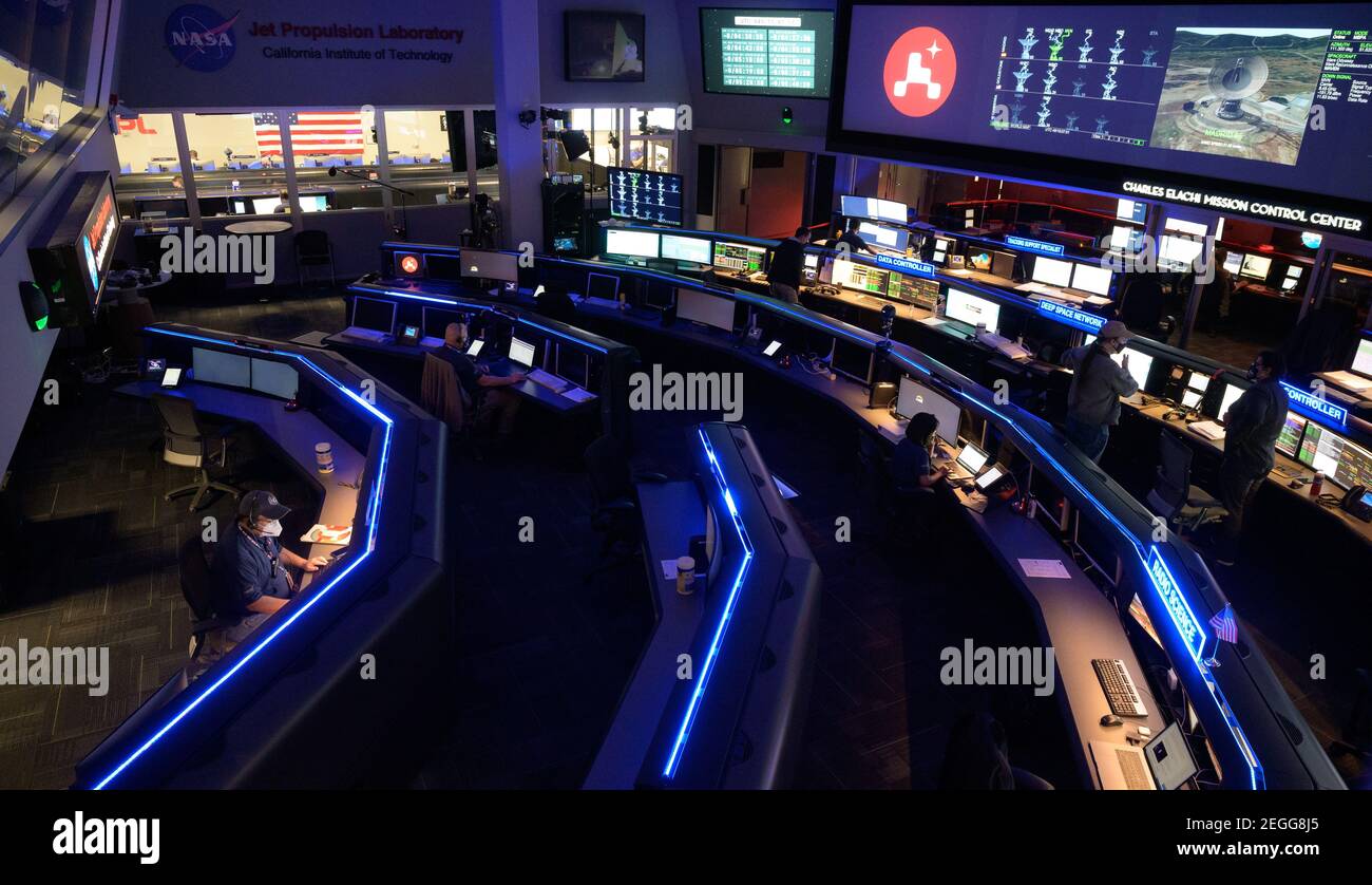 Pasadena, Vereinigte Staaten Von Amerika. Februar 2021, 18th. Mitglieder des NASA Perseverance Mars Rover Missionsteams beobachten Daten auf Monitoren in der Missionssteuerung im NASA Jet Propulsion Laboratory 18. Februar 2021 in Pasadena, Kalifornien. Der Perseverance Mars Rover soll am 18. Februar auf dem Mars landen, um nach Zeichen des alten mikrobiellen Lebens zu suchen. Quelle: Planetpix/Alamy Live News Stockfoto