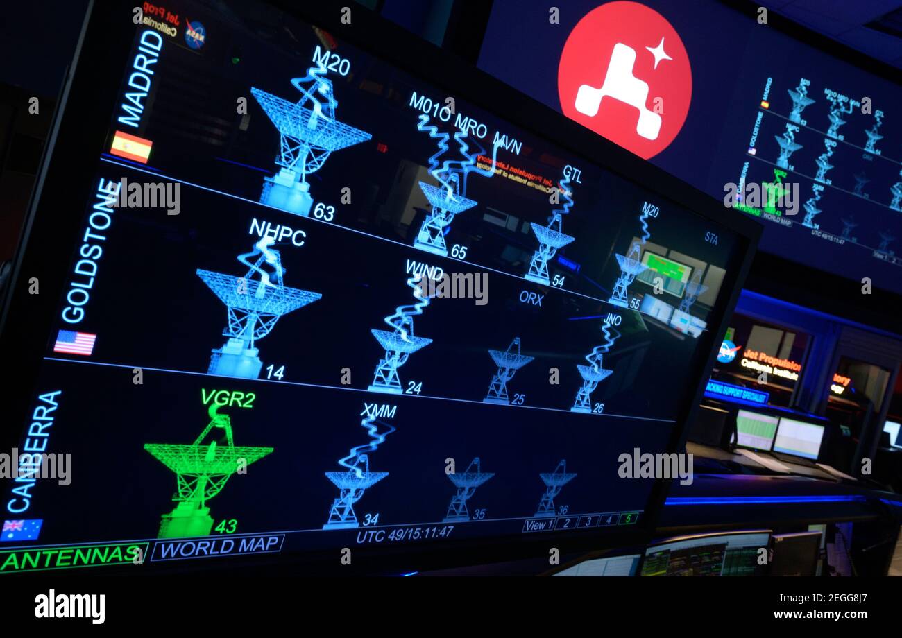 Pasadena, Vereinigte Staaten Von Amerika. Februar 2021, 18th. Monitore zeigen den Status des NASA Deep Space Network vor der Perseverance Mars Rover Landung in der Missionskontrolle am NASA Jet Propulsion Laboratory 18. Februar 2021 in Pasadena, Kalifornien. Der Perseverance Mars Rover soll am 18. Februar auf dem Mars landen, um nach Zeichen des alten mikrobiellen Lebens zu suchen. Quelle: Planetpix/Alamy Live News Stockfoto