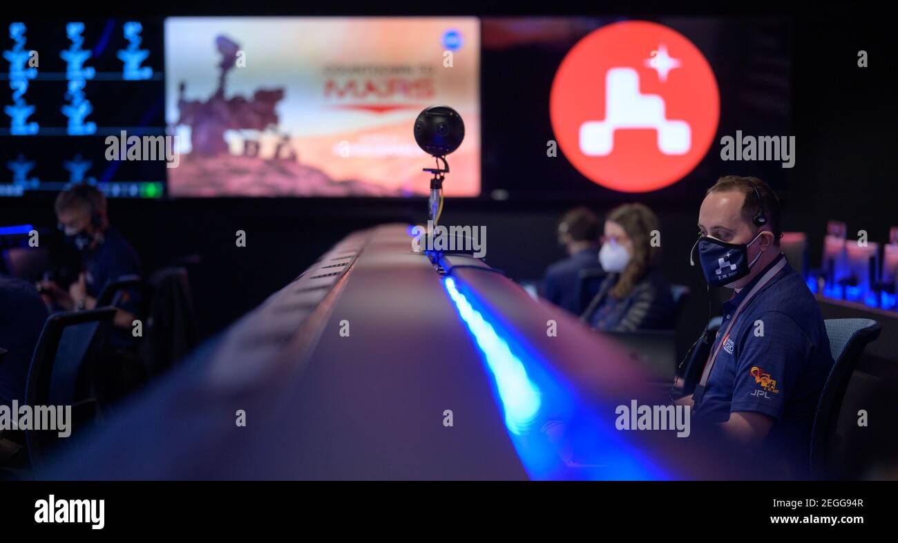 Pasadena, Vereinigte Staaten Von Amerika. Februar 2021, 18th. Mitglieder des NASA Perseverance Mars Rover Missionsteams beobachten Daten auf Monitoren in der Missionssteuerung im NASA Jet Propulsion Laboratory 18. Februar 2021 in Pasadena, Kalifornien. Der Perseverance Mars Rover soll am 18. Februar auf dem Mars landen, um nach Zeichen des alten mikrobiellen Lebens zu suchen. Quelle: Planetpix/Alamy Live News Stockfoto