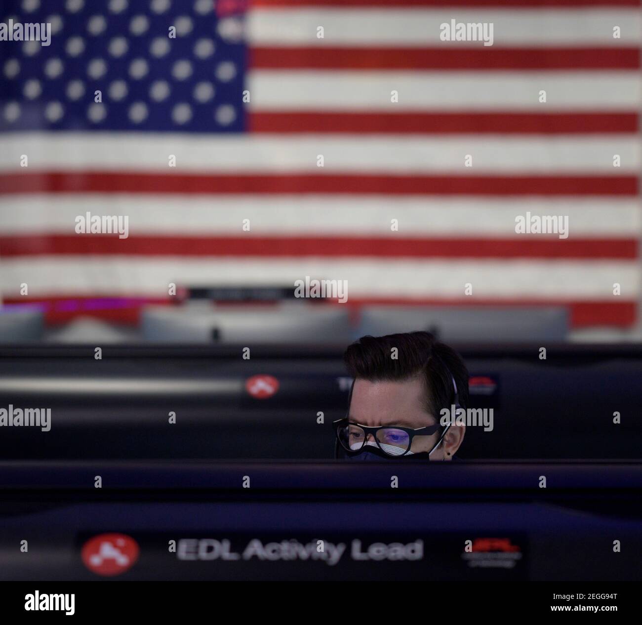 Pasadena, Vereinigte Staaten Von Amerika. Februar 2021, 18th. Mitglieder des NASA Perseverance Mars Rover Missionsteams beobachten Daten auf Monitoren in der Missionssteuerung im NASA Jet Propulsion Laboratory 18. Februar 2021 in Pasadena, Kalifornien. Der Perseverance Mars Rover soll am 18. Februar auf dem Mars landen, um nach Zeichen des alten mikrobiellen Lebens zu suchen. Quelle: Planetpix/Alamy Live News Stockfoto