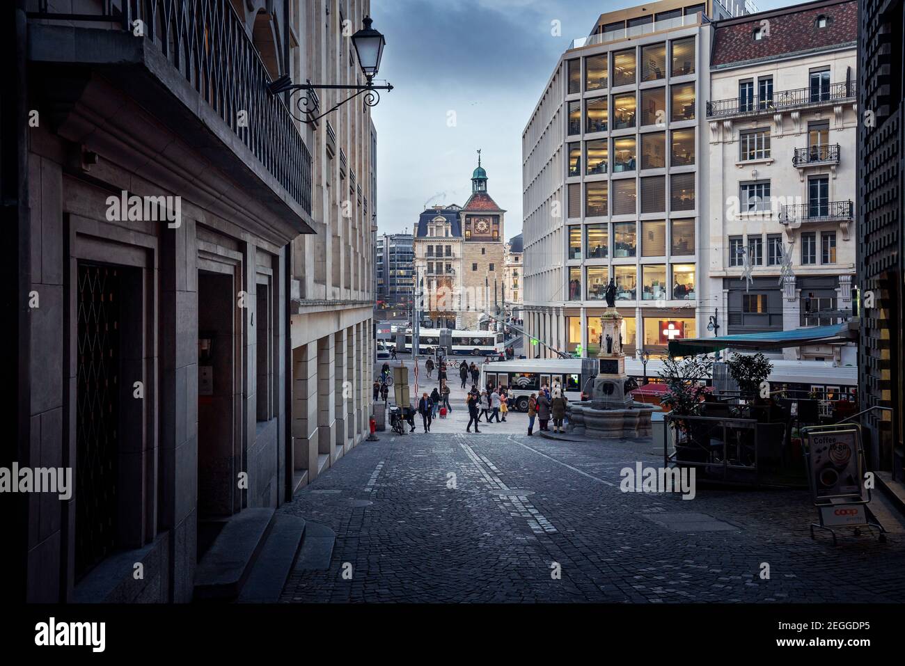 Straße mit Tour de l’Ile Uhrenturm im Hintergrund - Genf, Schweiz Stockfoto