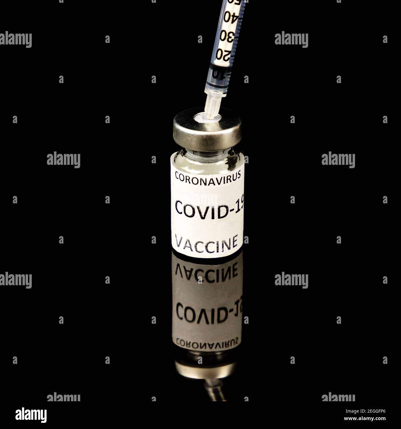 Impfstoffflasche mit Silberkappe Covid - 19 Coronavirus-Impfstoff, medizinische Spritze isoliert auf schwarz Stockfoto
