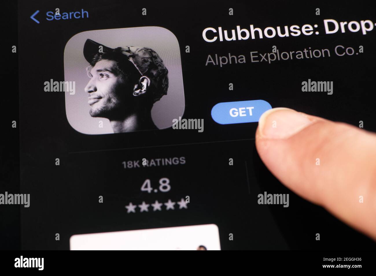 Tambow, Russische Föderation - 18. Februar 2021 Nahaufnahme der Clubhouse App auf dem Bildschirm eines iPad. Clubhouse Drop-in Audio-Chat-Anwendung. Stockfoto