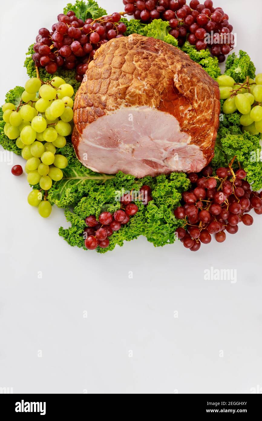 Geräucherter Vollschinken mit frischem Obst. Gesunde Ernährung. Osteressen. Stockfoto