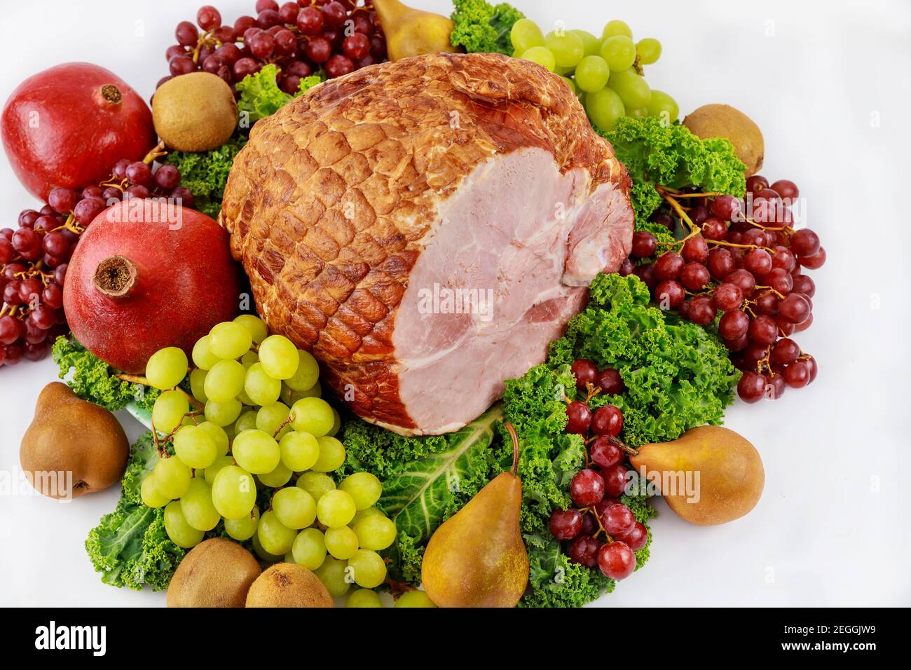 Vollschinken mit frischem Obst. Gesunde Ernährung. Osteressen. Stockfoto