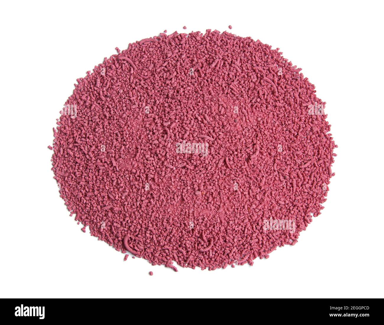 Haufen von rosa Granulat gegen landwirtschaftliche Schädlinge. Pestizide auf weißem Hintergrund isoliert. Flach liegend Stockfoto