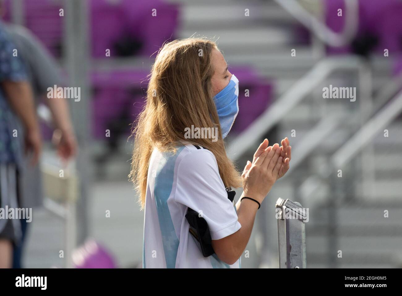 Orlando, Usa. Februar 2021, 19th. Argentinien-Fan applaudiert nach der Nationalhymne beim She-glaubt-Cup-Spiel zwischen Brasilien und Argentinien im Exploria-Stadion in Orlando, Florida. Kredit: SPP Sport Presse Foto. /Alamy Live Nachrichten Stockfoto