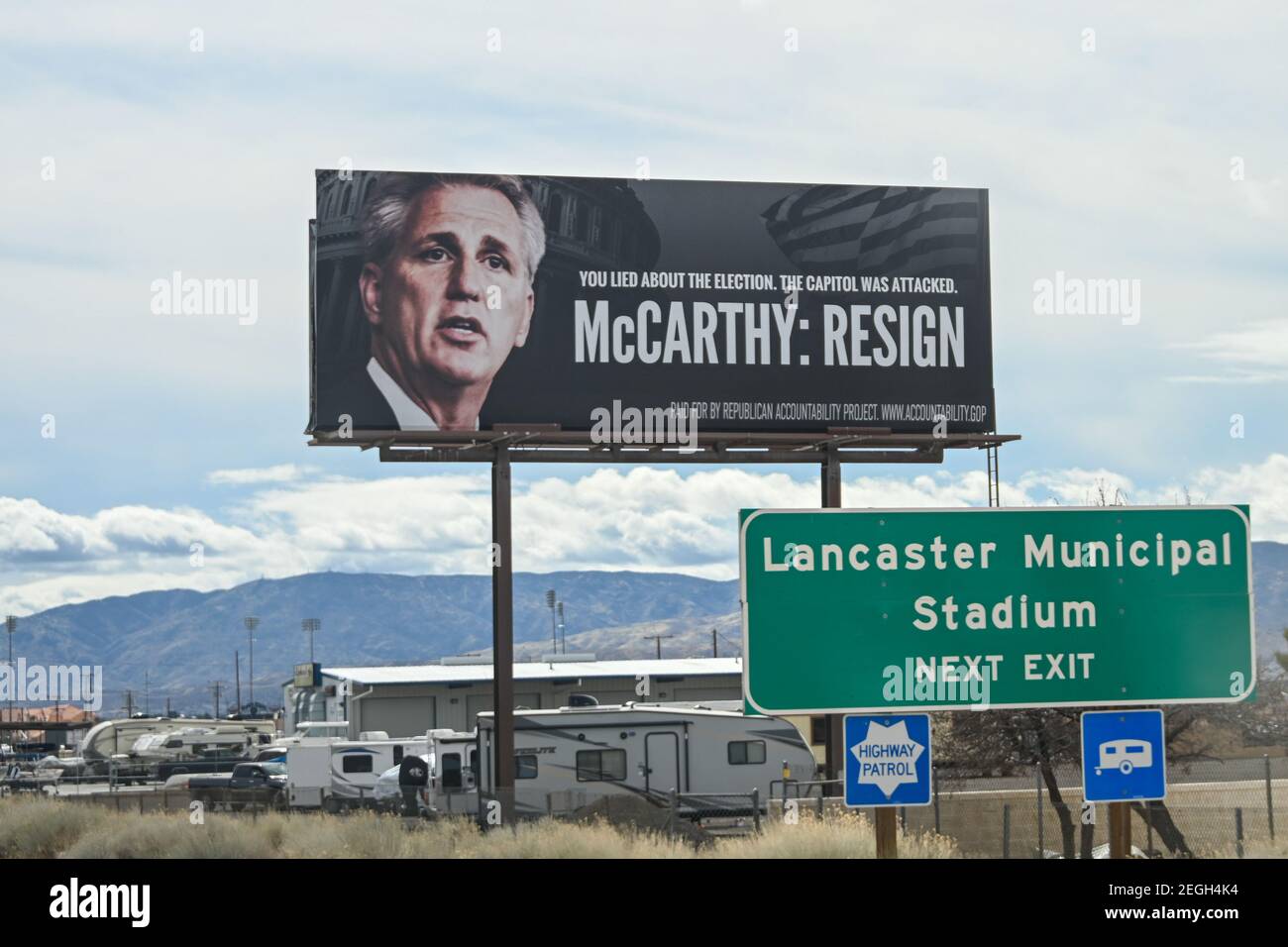 Eine Autobahn-Plakatwand fördert „McCarthy: Zurücktreten“ in Lancaster, Calif, Montag, 15. Februar 2021. (Dylan Stewart/Bild des Sports) Stockfoto