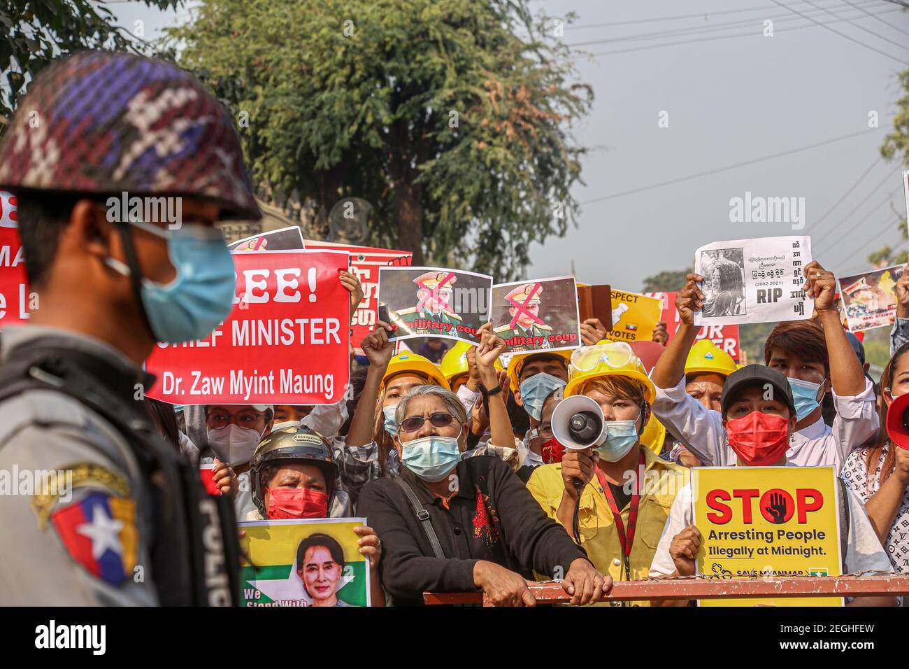 Demonstranten, die pro Aung San Suu Kyi und Zaw Myint Maung Plakate vor dem Gerichtsgebäude halten.Demonstranten versammelten sich bei der Gerichtsverhandlung und forderten die Freilassung des inhaftierten Oberministers von Mandalay, Dr. Zaw Myint Maung, der gemäß Abschnitt 505 (B) beim Amtsgericht Aung Myay Tharzan angeklagt wurde, nachdem eine Klage eingereicht wurde, nachdem eine Erklärung vom Zentralexekutivkomitee der Nationalen Liga für Demokratie (NLD) am 1st. Februar veröffentlicht worden war, so der Gerichtsbeamte. Der Premierminister ist seit Februar 1st festgenommen worden und wurde vor einem Videokonferenzgericht angeklagt, so der Staatsanwalt Stockfoto