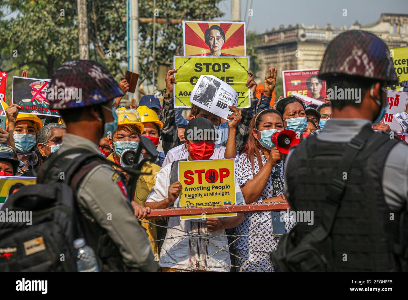 Polizei steht Wache neben einer Barrikade mit Demonstranten vor dem Gerichtsgebäude.Demonstranten versammelten sich bei der Gerichtsverhandlung und forderten die Freilassung des inhaftierten Oberministers von Mandalay, Dr. Zaw Myint Maung, der gemäß Abschnitt 505 (B) beim Amtsgericht Aung Myay Tharzan angeklagt wurde, nachdem eine Klage eingereicht wurde, nachdem eine Erklärung vom Zentralexekutivkomitee der Nationalen Liga für Demokratie (NLD) am 1st. Februar veröffentlicht worden war, so der Gerichtsbeamte. Der Premierminister ist seit Februar 1st festgenommen worden und wurde nach Angaben der Staatsanwälte vor einem Videokonferenzgericht angeklagt. Stockfoto