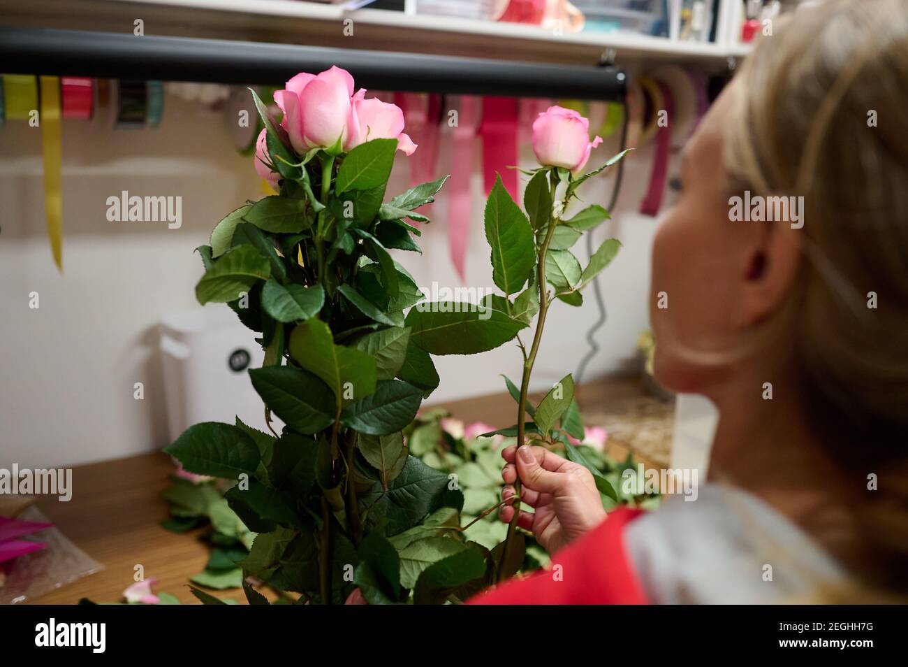 Blumenhändler, der Strauß mit rosa Rosen macht Stockfoto