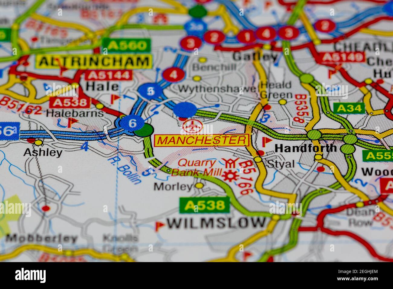 Der Flughafen Manchester und die Umgebung werden auf einer Straßenkarte angezeigt Oder geografische Karte Stockfoto