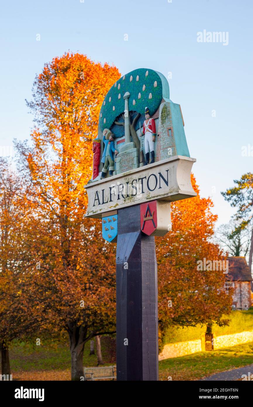 Das Dorfschild für Alfriston East Sussex Stockfoto