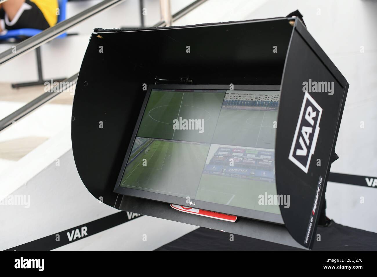 Der VAR-Monitor am Spielfeldrand während des Spiels der Thai League 2020 zwischen BG Pathum United und Port FC im Leo Stadium.(Endstand; BG Pathum United 2:1 Port FC) Stockfoto