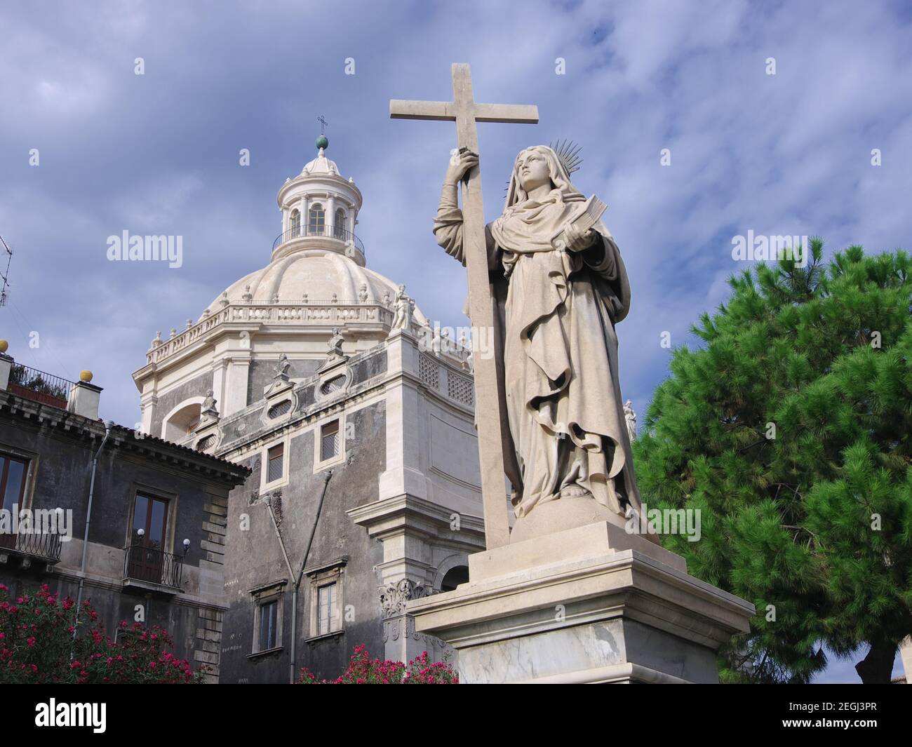 Statue von Sant'Agata und Kuppel von Badia di Sant'Agata, wo sie begraben ist. Sie ist die Schutzpatronin von Catania, Italien Stockfoto