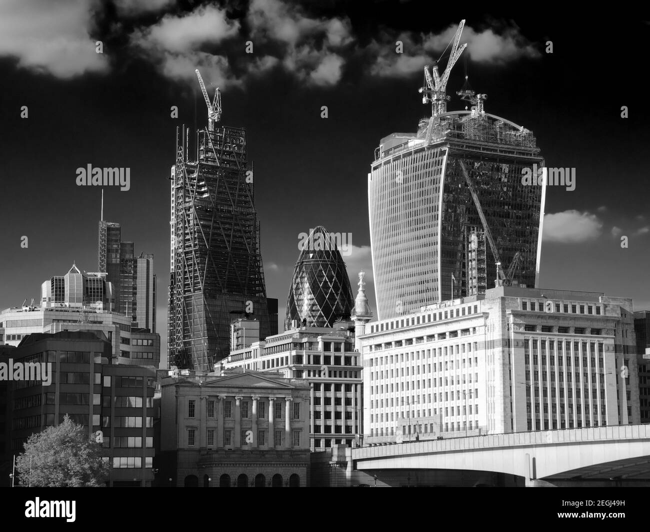 LONDON, ENGLAND - MAI 25: Der 'Gherkin' zwischen zwei Wolkenkratzern wird am 25. Mai 2013 in der City of London gebaut. (s/w-Version) Stockfoto