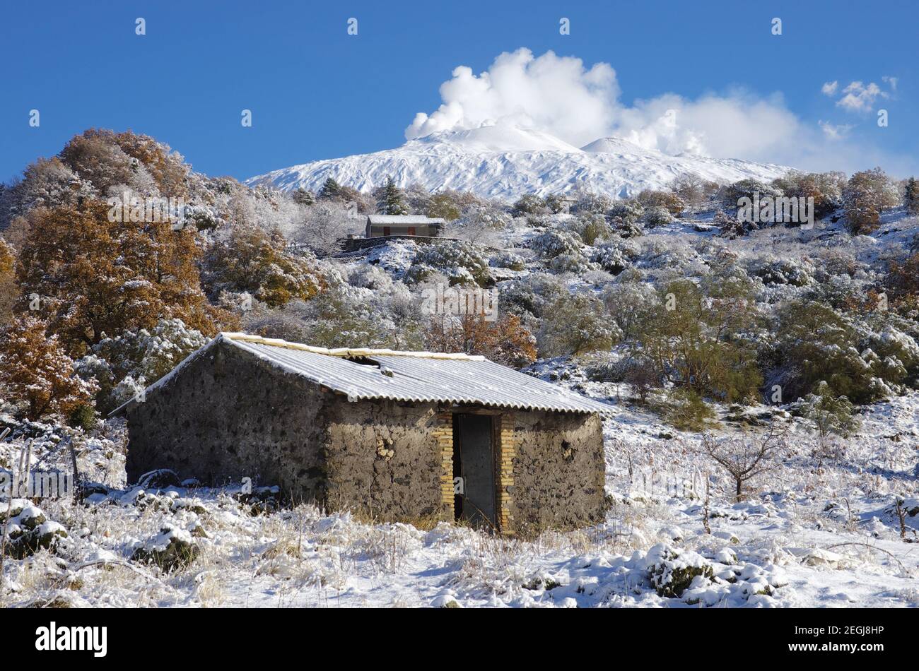 Ländliche Gegend unter dem Vulkan Ätna bedeckt von Schnee, Sizilien Stockfoto