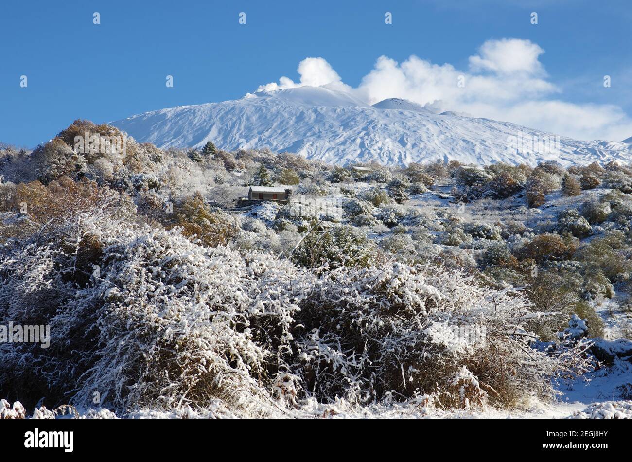 Ätna Vulkan bedeckt von Schnee, Sizilien Stockfoto