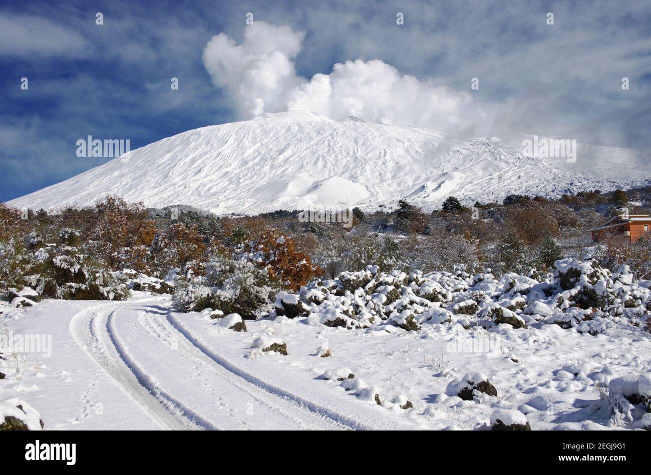 Weg zum Vulkan Ätna bedeckt von Schnee, Sizilien Stockfoto
