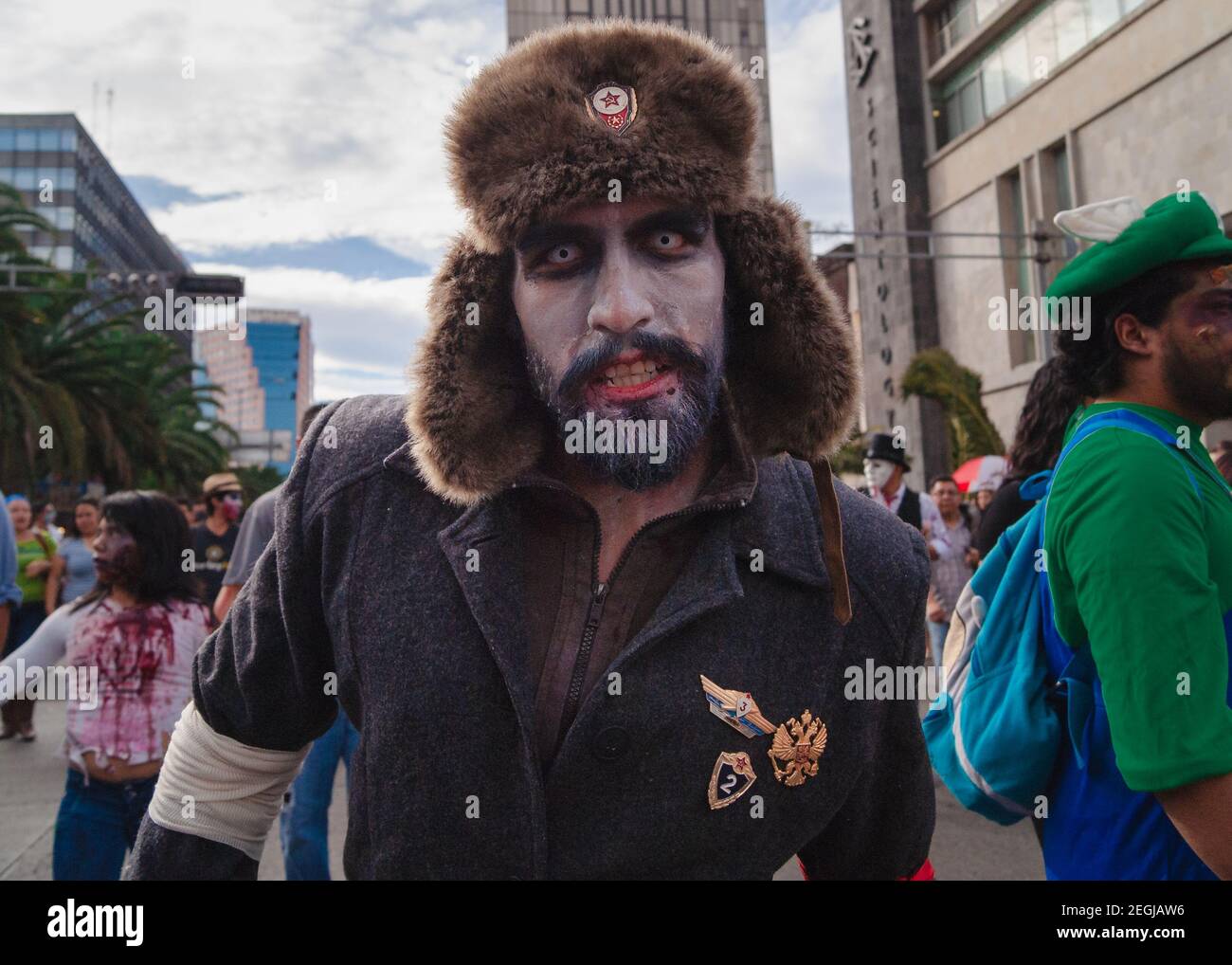 Der Zombie-marsch findet statt, ein Familienereignis, das Nichtdiskriminierung und Toleranz fördert. Stockfoto