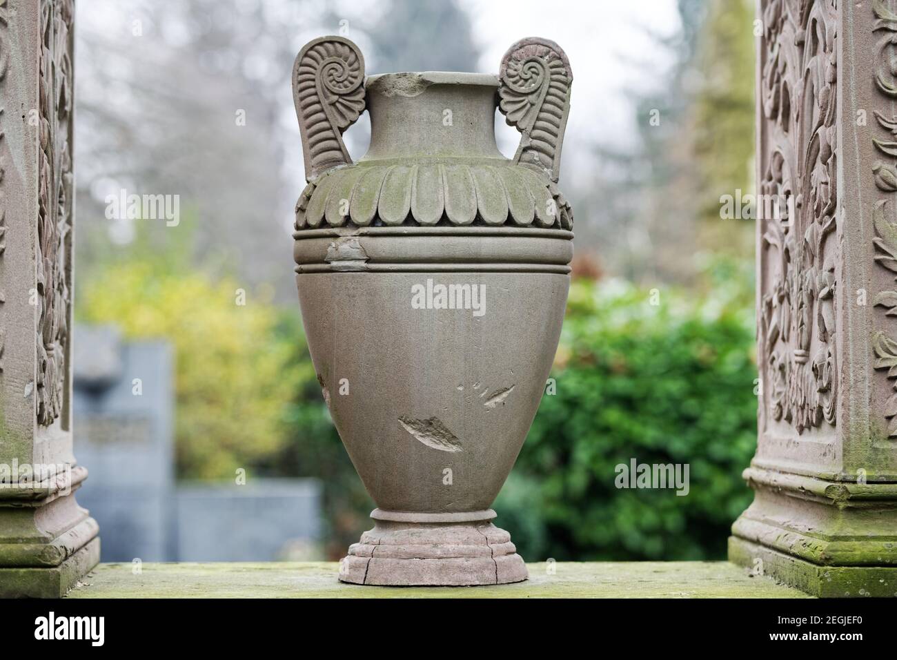 Alte Amphore als Grabschmuck auf einem Grabstein in köln melaten Friedhof Stockfoto